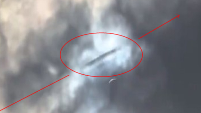 Possible cigar-shaped UFO filmed during solar eclipse over Texas