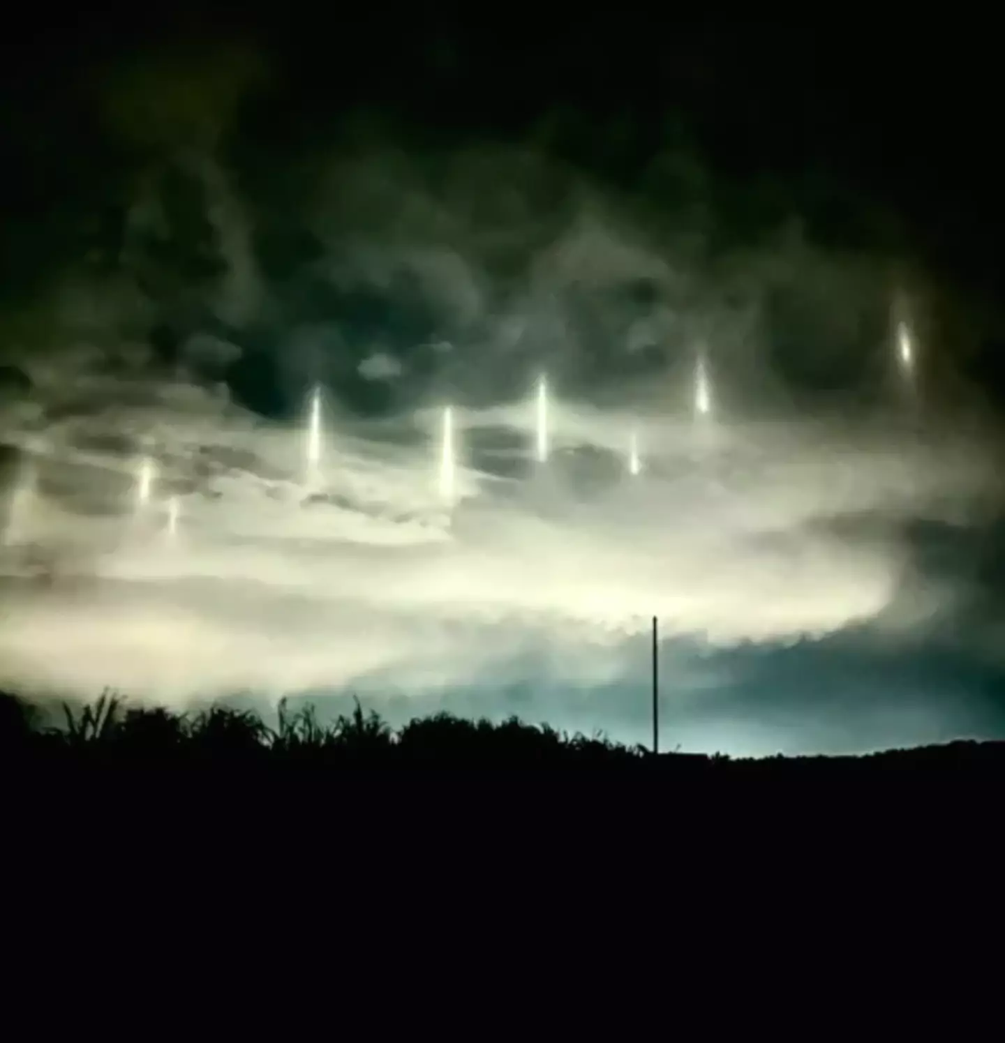 The pillars of light were spotted above the Tottori Prefecture in southern Japan (X / @maashii_taiy)