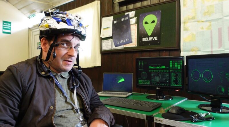 UFOLOGISTS - David (Paul Henshall)