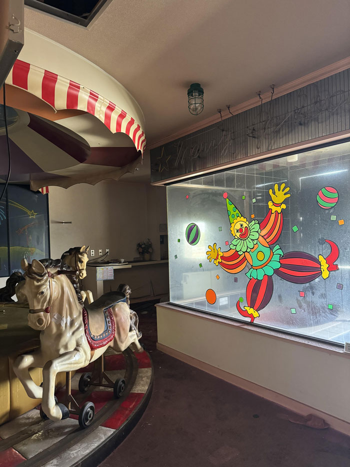 Horse Statues, Clown Tanks And UFO Beds Are Part Of This Mysterious Abandoned Love Hotel In Japan Horse Statues, Clown Tanks And UFO Beds Are Part Of This Mysterious Abandoned Love Hotel In Japan