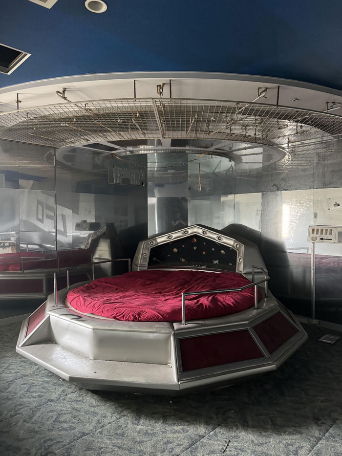 Horse Statues, Clown Tanks And UFO Beds Are Part Of This Mysterious Abandoned Love Hotel In Japan Horse Statues, Clown Tanks And UFO Beds Are Part Of This Mysterious Abandoned Love Hotel In Japan