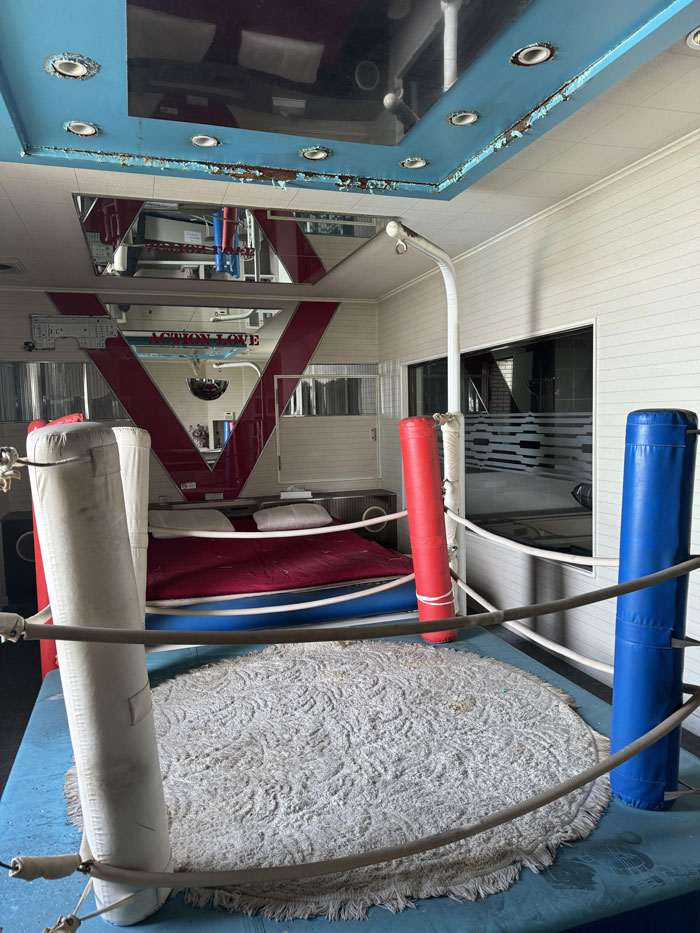 Horse Statues, Clown Tanks And UFO Beds Are Part Of This Mysterious Abandoned Love Hotel In Japan Horse Statues, Clown Tanks And UFO Beds Are Part Of This Mysterious Abandoned Love Hotel In Japan