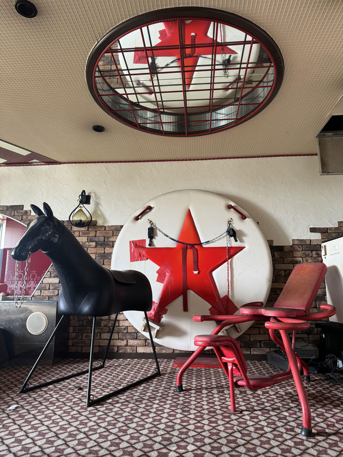 Horse Statues, Clown Tanks And UFO Beds Are Part Of This Mysterious Abandoned Love Hotel In Japan Horse Statues, Clown Tanks And UFO Beds Are Part Of This Mysterious Abandoned Love Hotel In Japan