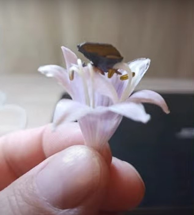 The 'metal' is so light it doesn't even bend a flower