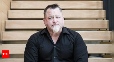 UFO: ‘We are not alone’: Ex-defense official claims home invaded by ‘glowing green orbs’ in new UFO memoir