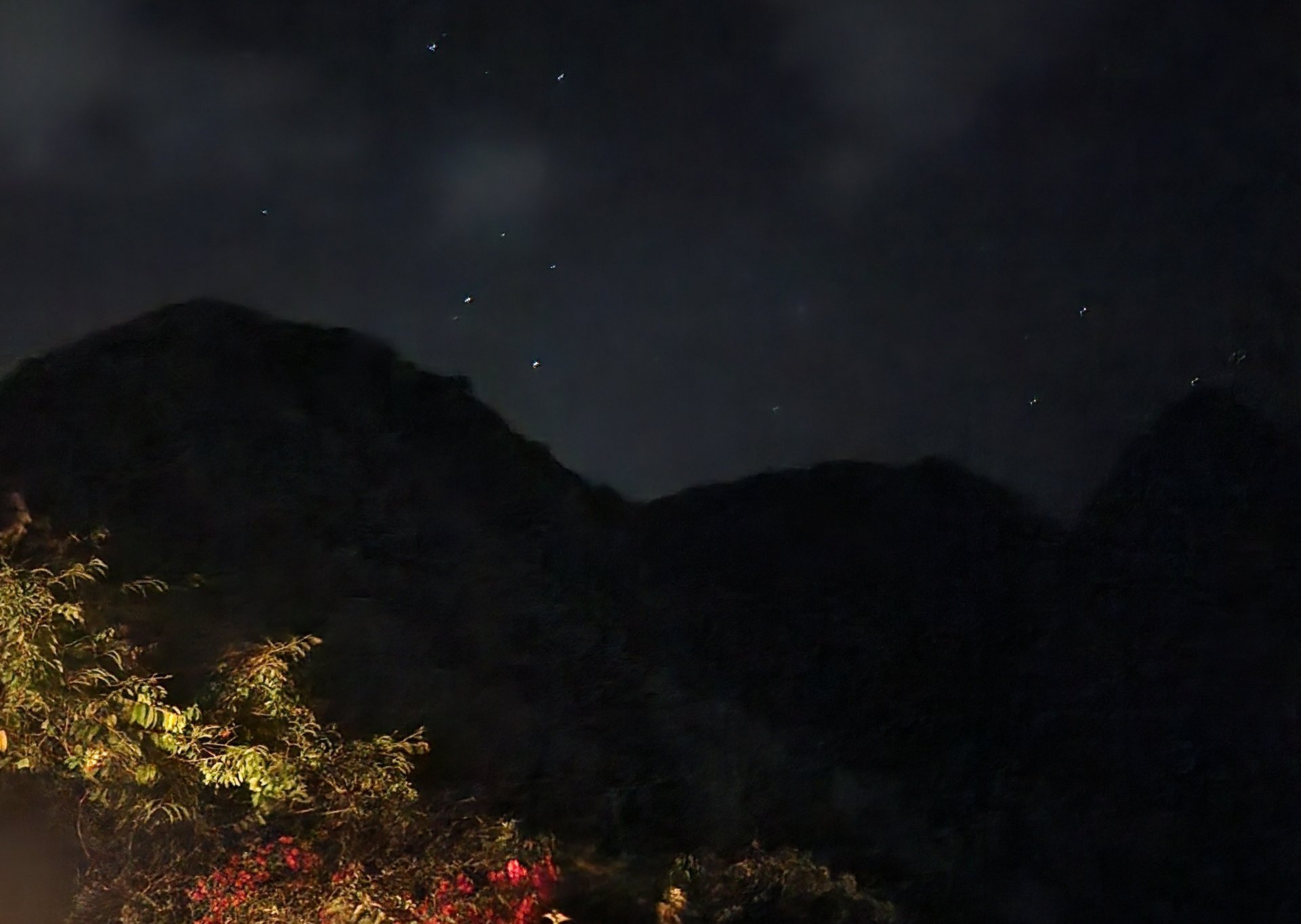 The Southern Cross rising over the Pitons. Credit: Dave Dickinson