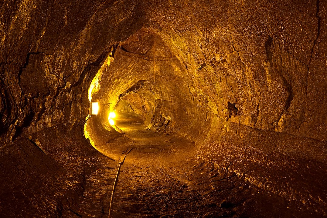 Thurston Lava Tube in Hawaii Volcanoes National Park, Hawaii. The step mark, more visible on the right wall, indicates the depth at which the lava flowed for a period of time (Credit : Frank Schulenburg)